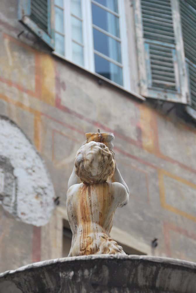 Italia, Genova – retro di una statua, Febbraio 2012 (Genova)