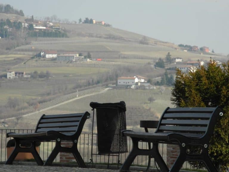 Italia, Langhe – panchine, marzo 2012 (Piemonte)