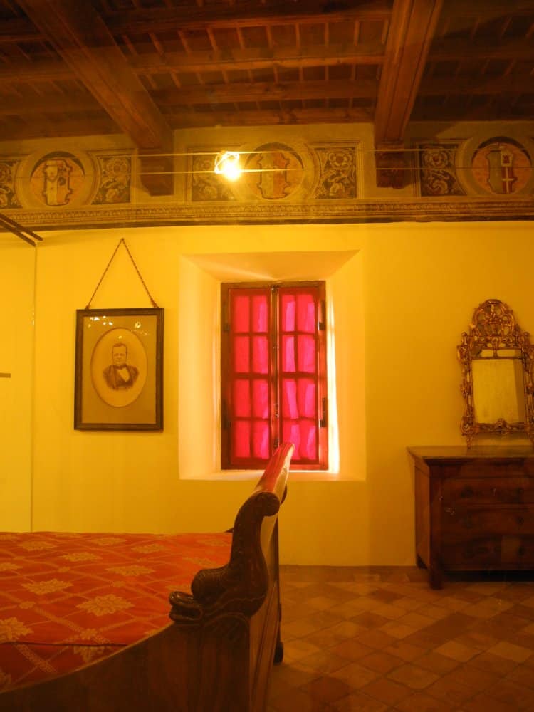 Italia, Langhe – stanza nel castello, marzo 2012 (Piemonte)