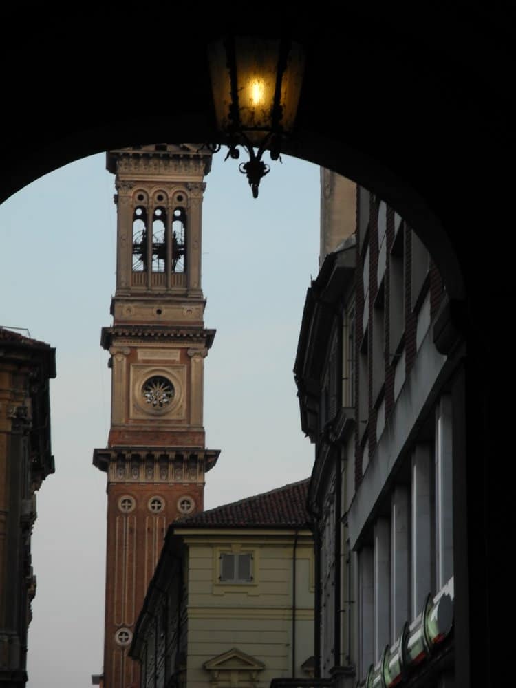Italia, Langhe – torre e luce, marzo 2012 (Piemonte)
