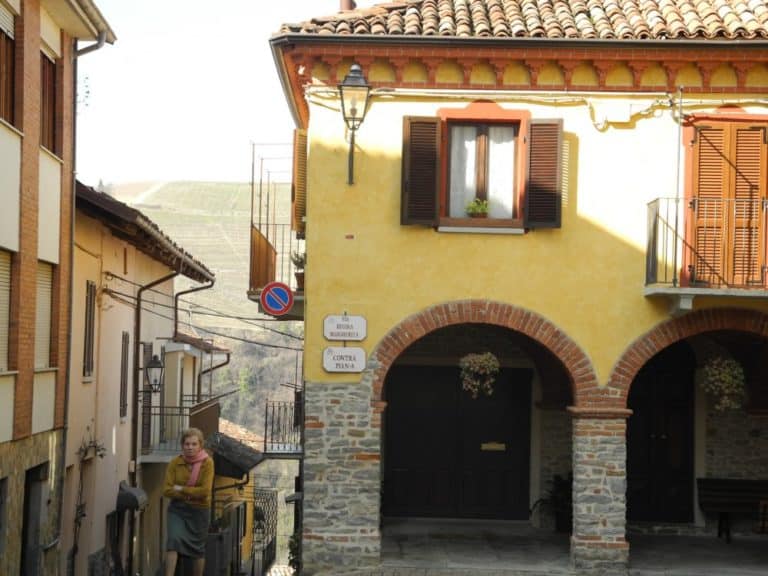 Italia, Langhe – anziana signora, marzo 2012 (Piemonte)