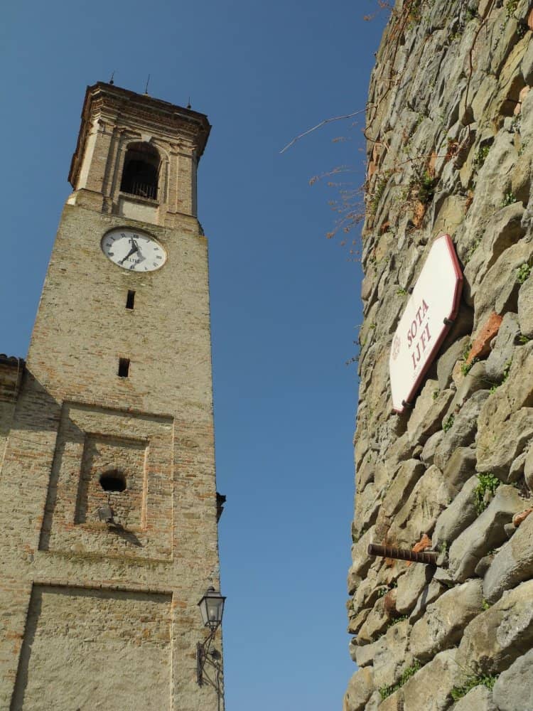 Italia, Langhe – torre dell’orologio, marzo 2012 (Piemonte)