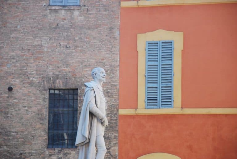 Italy, Modena – statue and window, 2010 (Emilia-Romaña)