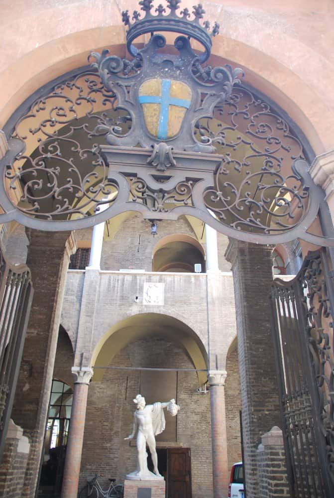 Italy, Modena – statue, 2010 (Emilia-Romaña)