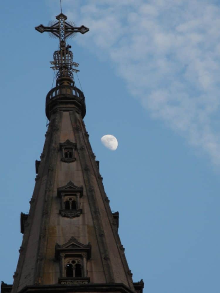 Italia, Langhe – chiesa e luna, 2012 (Piemonte)