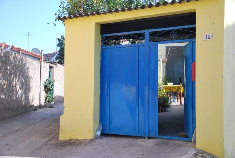 Italia, Sardegna, Muravera – portone azzurro, 2010 (Sardegna)