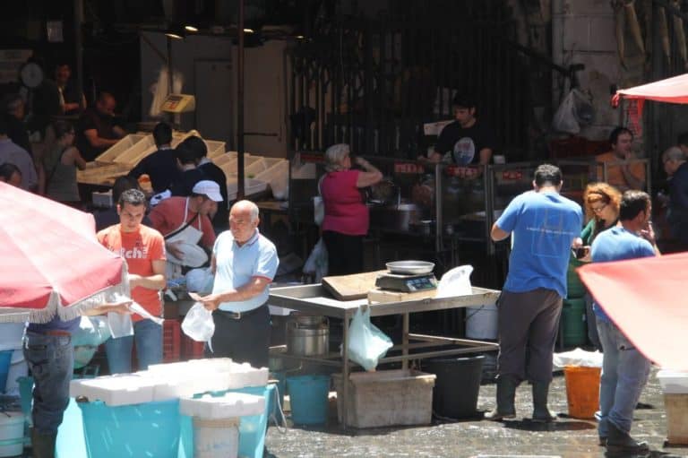 イタリア、カターニア – 新鮮な魚を購入する (カターニア)