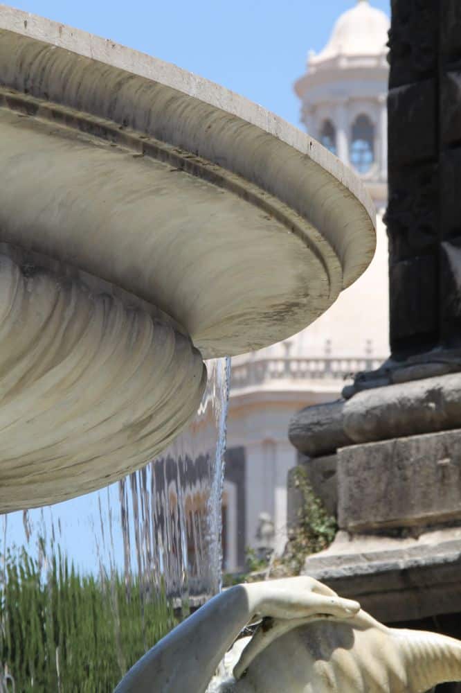 イタリア、カターニア – 大理石の噴水 (カターニア)