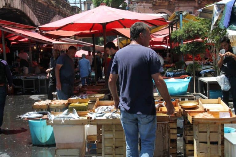 イタリア、カターニア – 魚市場の周り (カターニア)