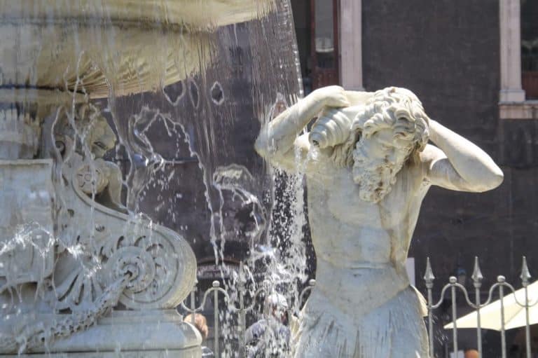 イタリア、カターニア – シャワーを浴びる彫像　 (カターニア)