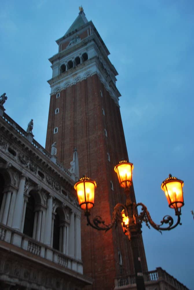 イタリア、ベニス－街灯と塔 2012年11月 (ヴェネツィア)