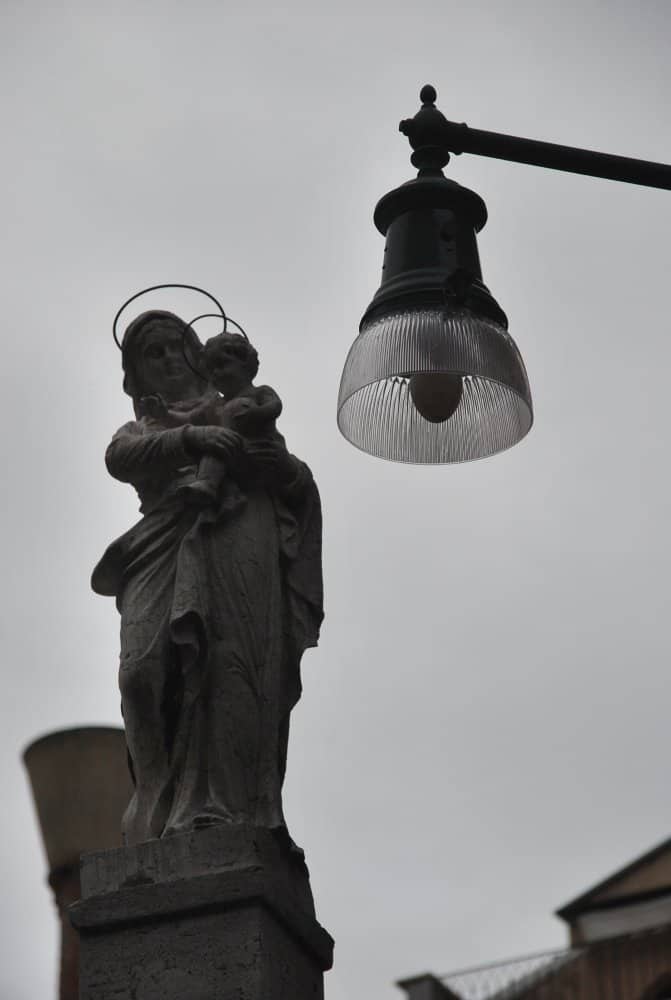 Italia, Venezia – statua e lampione, novembre 2012 (Venezia)