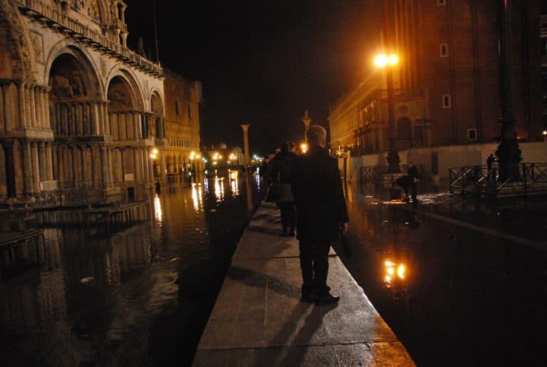 Italia, Venezia – camminare sull’acqua, novembre 2012 (Venezia)