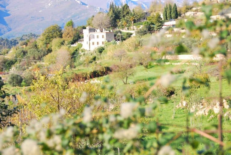 Italia, Verezzi – casa bianca, dicembre 2012 (Liguria)