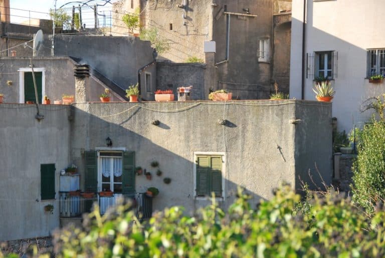 Italia, Verezzi – casa con vasi da fiori, dicembre 2012 (Liguria)