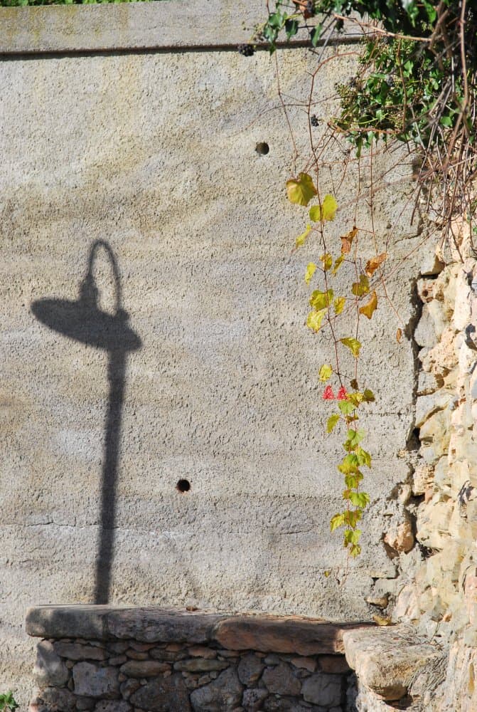 Italia, Verezzi – ombra di lampione, dicembre 2012 (Liguria)
