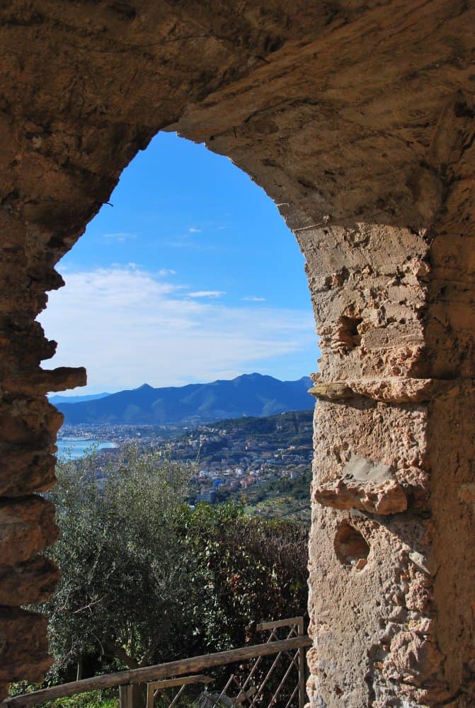 Italia, Verezzi – guardare oltre l’arco, dicembre 2012 (Liguria)