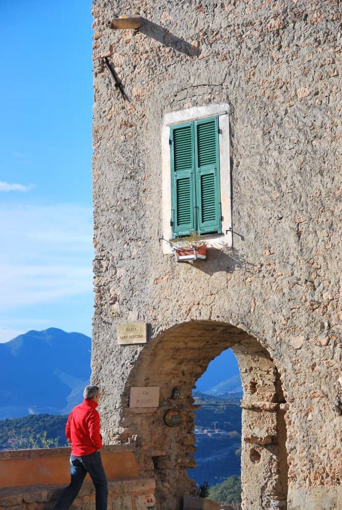 Italia, Verezzi – uomo in rosso, dicembre 2012 (Liguria)