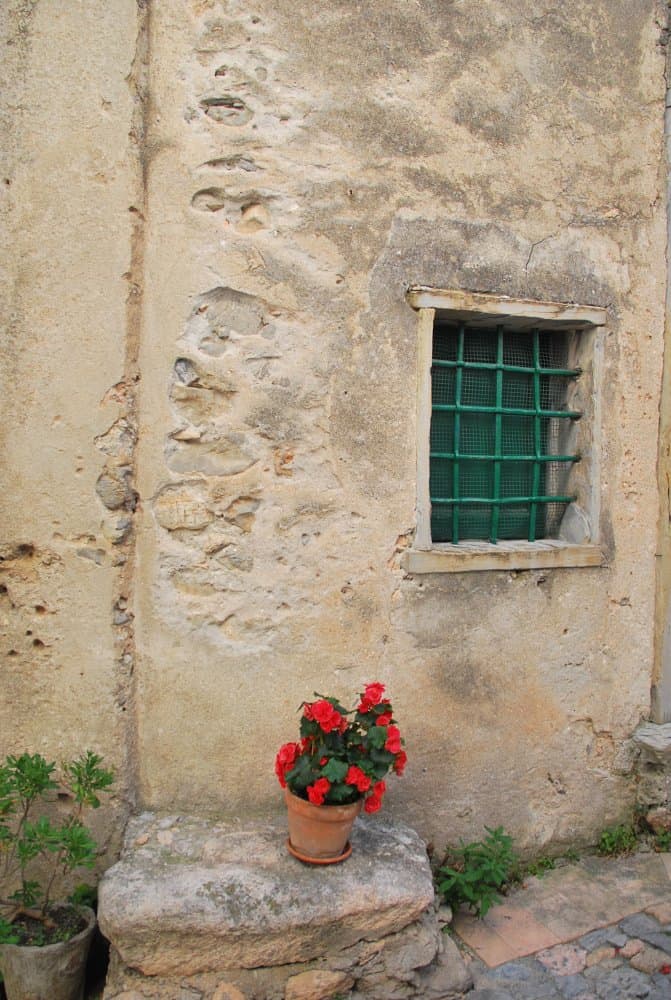 Italia, Verezzi – piccola finestra e vaso, dicembre 2012 (Liguria)