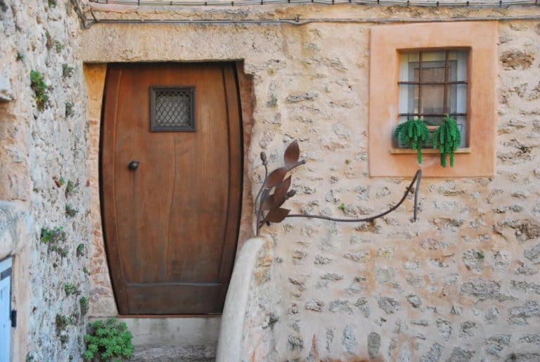 Italia, Verezzi – porta rigonfia, dicembre 2012 (Liguria)