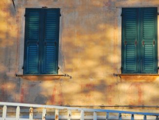 イタリア、ヴェレッツィ－窓が二つ 2012年12月