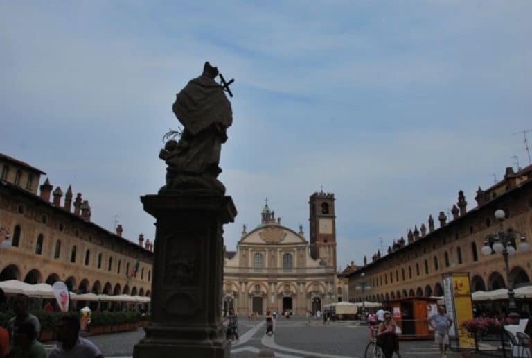 La più bella piazza d’Italia a Vigevano