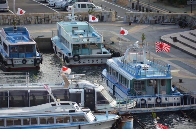 日本、伊勢志摩－旗を掲げた船 2013年1月 (伊勢志摩)