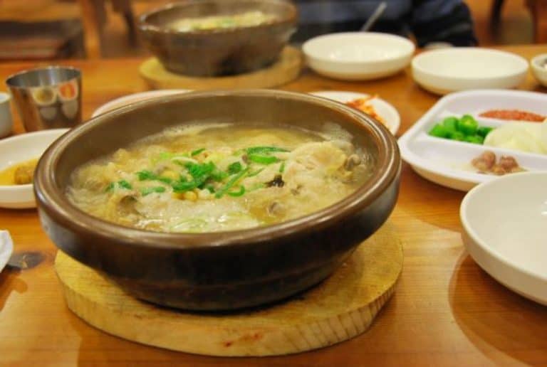 Un piatto della cucina coreana chiamato Samgyetang