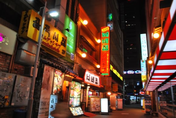 韓国、ソウル－夜の繁華街 2011年 (ソウル)