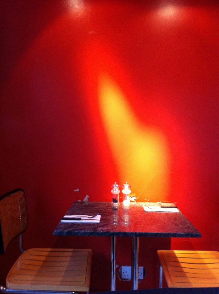 London, la piccola – light on the wall (London)