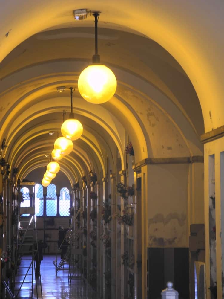 Milan, monumentale – row of lamps, Jan.2015 (Milan)
