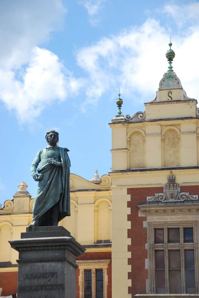 Polonia, Cracovia – statua e palazzo, maggio 2009 (Cracovia)