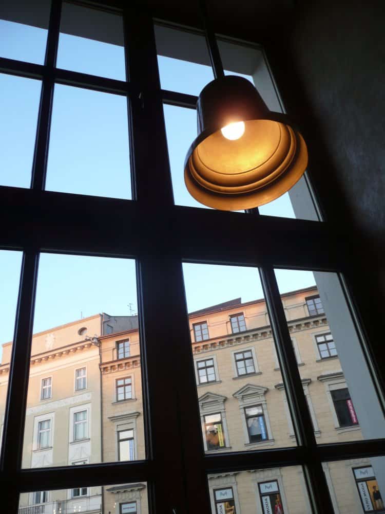 Polonia, Cracovia – finestra e lampione, maggio 2009 (Cracovia)