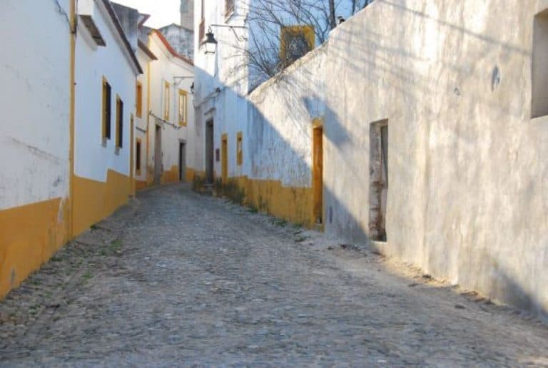 Portogallo, Evora – muro con base gialla , 2011 (Alentejo)