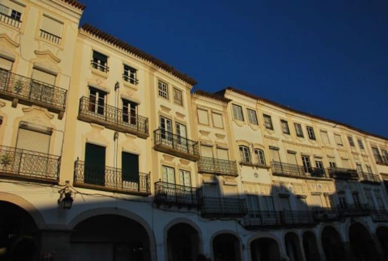 Portogallo, Evora – fila di finestre, 2011 (Alentejo)