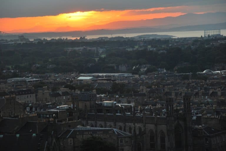 Suggestivo tramonto a Edimburgo da Calton Hill