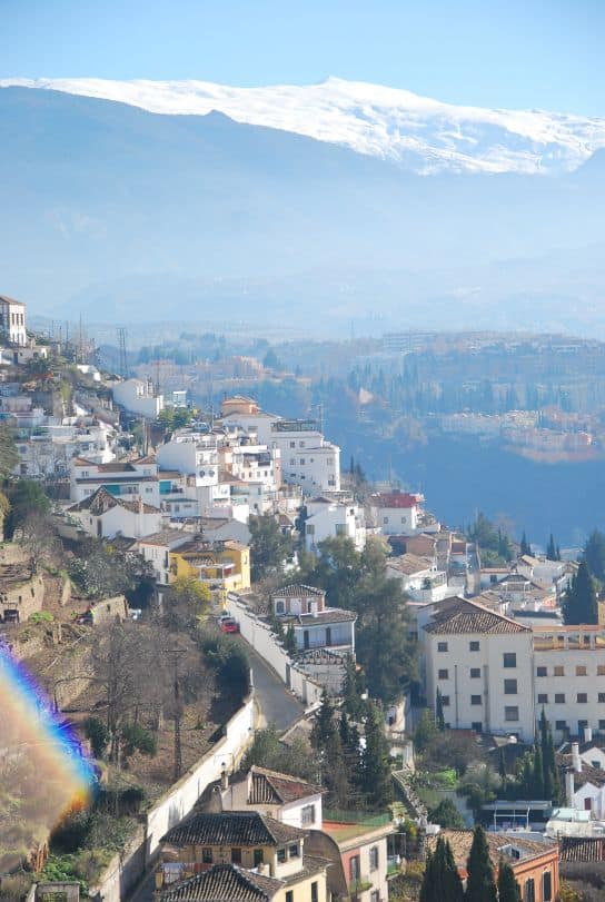 Bonitas vistas de montañas nevadas en Granada