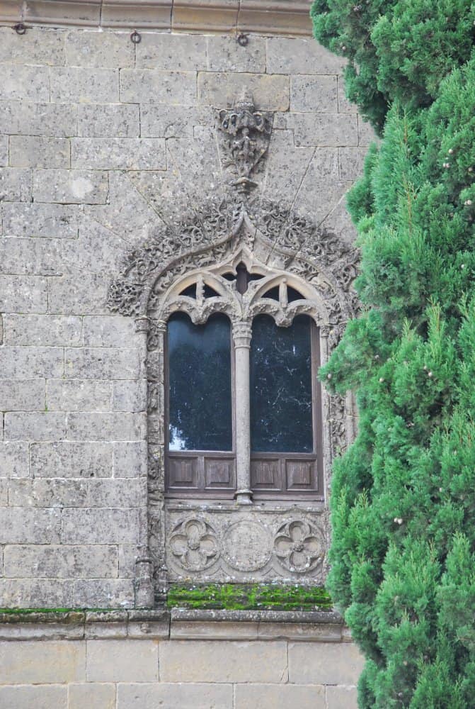 Spain, Baeza – window and tree, Dec.2010 (Andalucía)