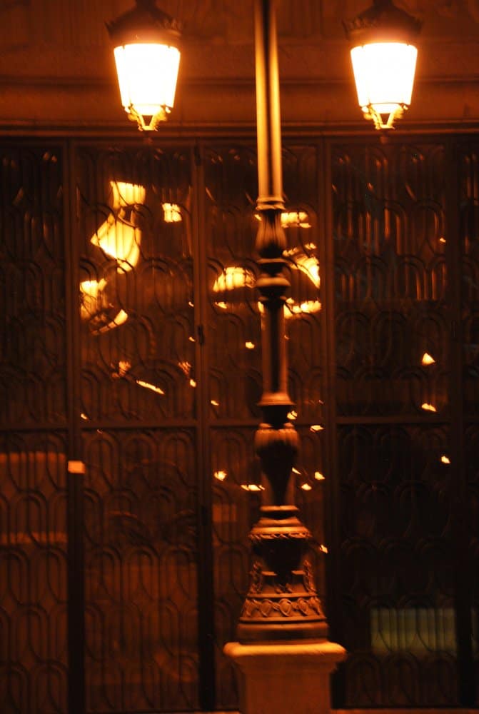 Spagna, Madrid – un lampione e il suo riflesso, luglio 2012 (Madrid)