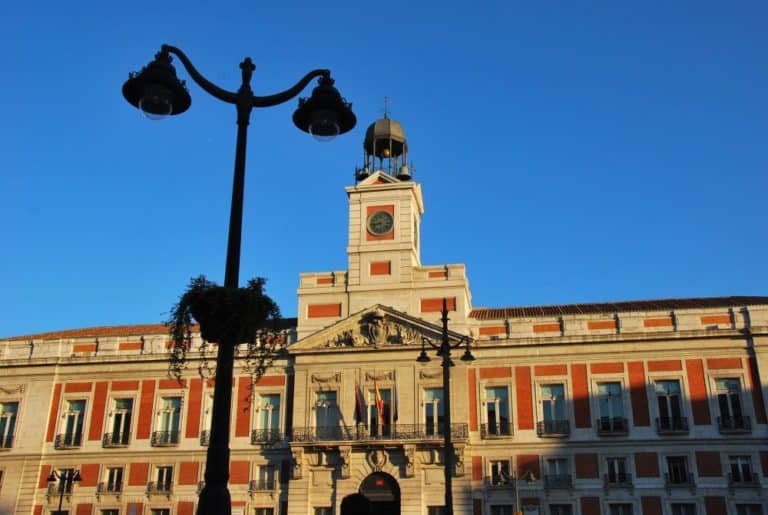 Spagna, Madrid – palazzo e lampione, luglio 2012 (Madrid)