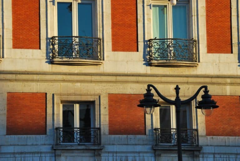 Spagna, Madrid – finestre e lampione, luglio 2012 (Madrid)
