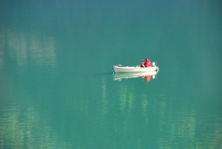 Svizzera, Bernina Express – uomo in rosso, maggio 2012