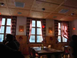 Un ristorante con solo uomini a St. Moritz