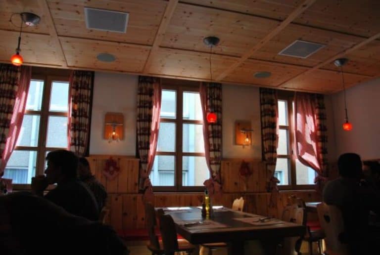 Un ristorante con solo uomini a St. Moritz