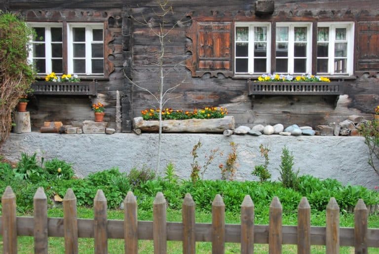 Svizzera, Zermatt – casa tradizionale, maggio 2012 (Zermatt)