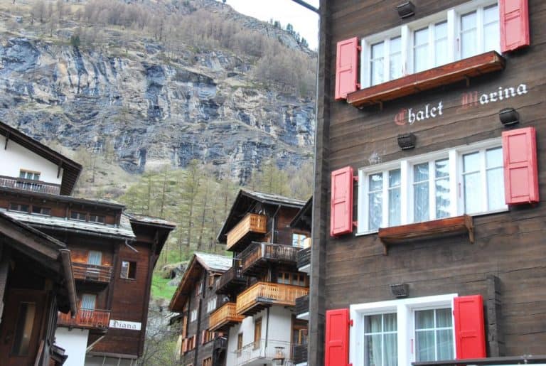 Svizzera, Zermatt – fila di case, maggio 2012 (Zermatt)
