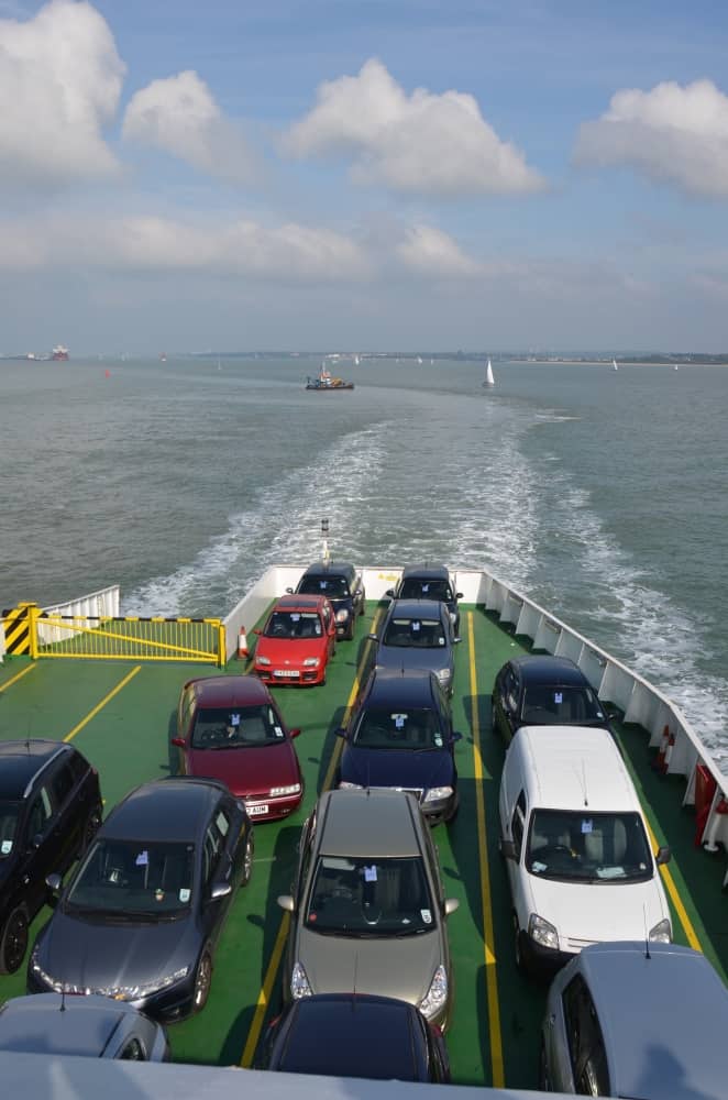 イングランド、ワイト島－フェリーの上の車2014年9月 (ワイト島)