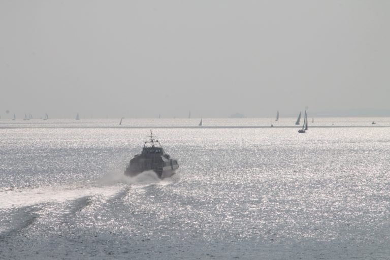Inghilterra, Isola di Wight – barca nel mare argentato, set. 2014 (Isola di Wight)