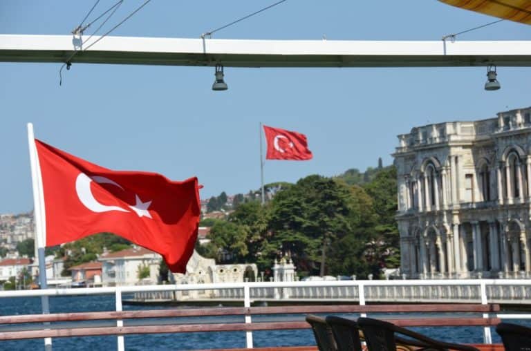 Turkey, Istanbul – flags, Aug.2012 (Estambúl)