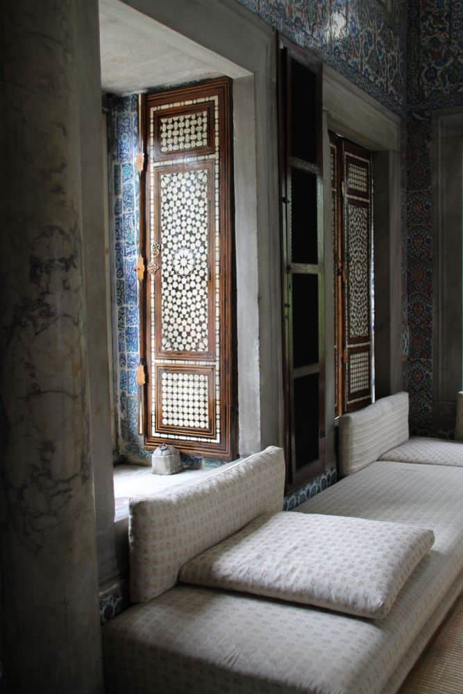 Turkey, Istanbul – white sofa, August 2012 (Estambúl)